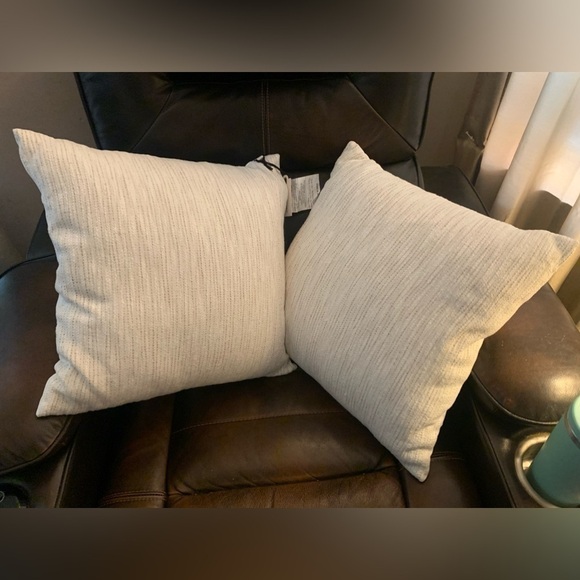 COPY - COPY - COPY - Throw pillows with removable cover-         2 pillows for … - Picture 1 of 3
